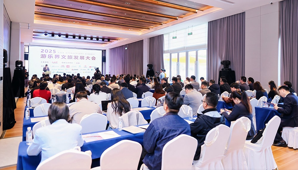 科技铸就非凡体验，专业成就行业标杆——jinnianhui今年会游乐荣膺2025金冠奖“杰出水滑道设备奖”